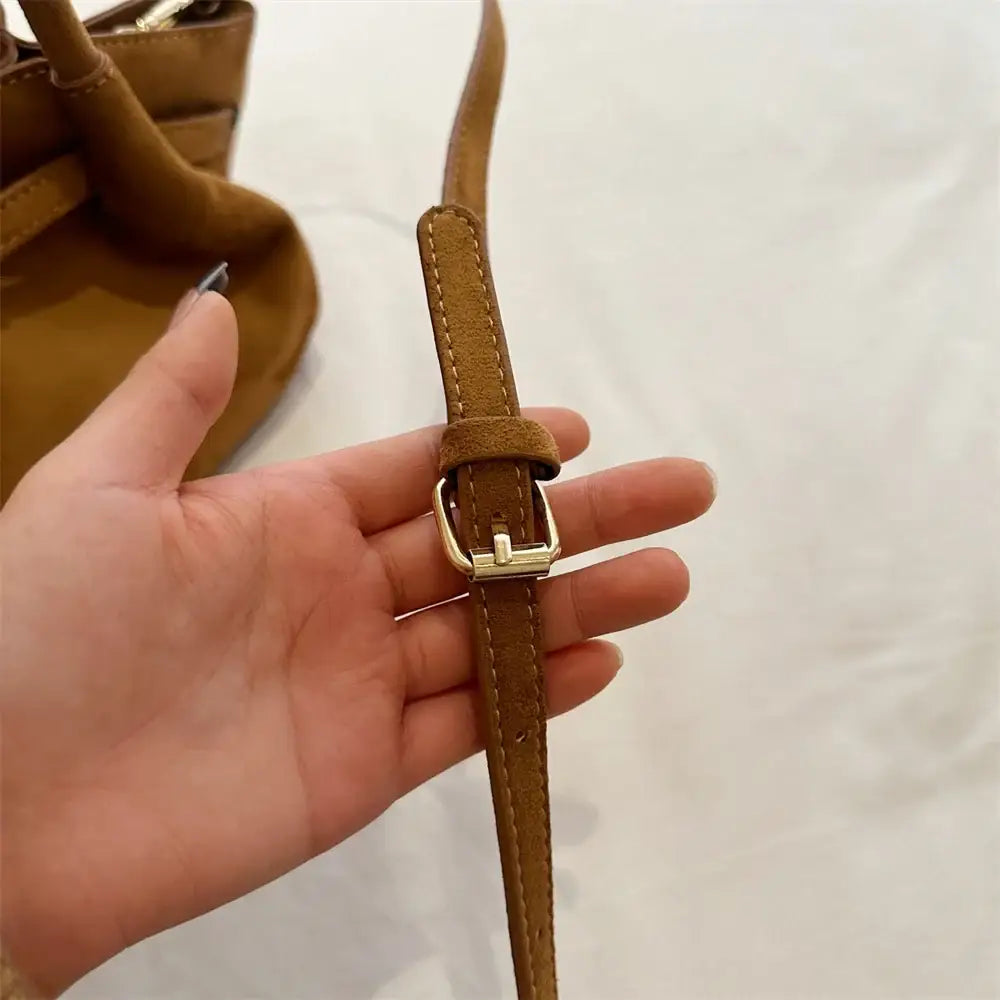 Bolsa de Mão em Veludo modelo Jolie Marrom - Yanatari
