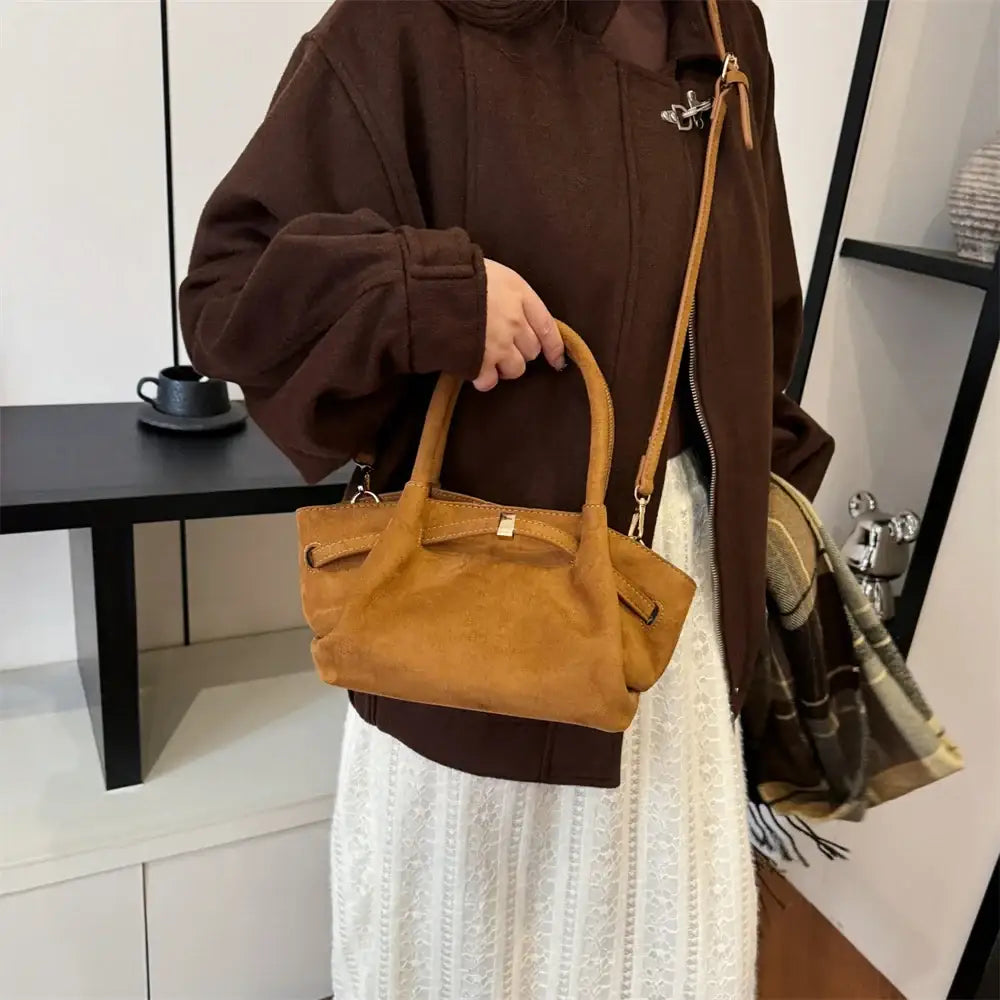 Bolsa de Mão em Veludo modelo Jolie Marrom - Yanatari